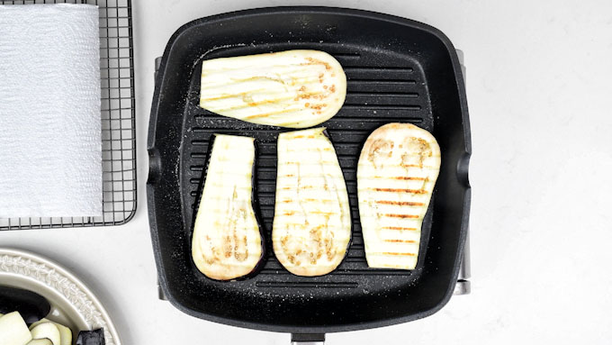 Cooking eggplant in a griddle pan