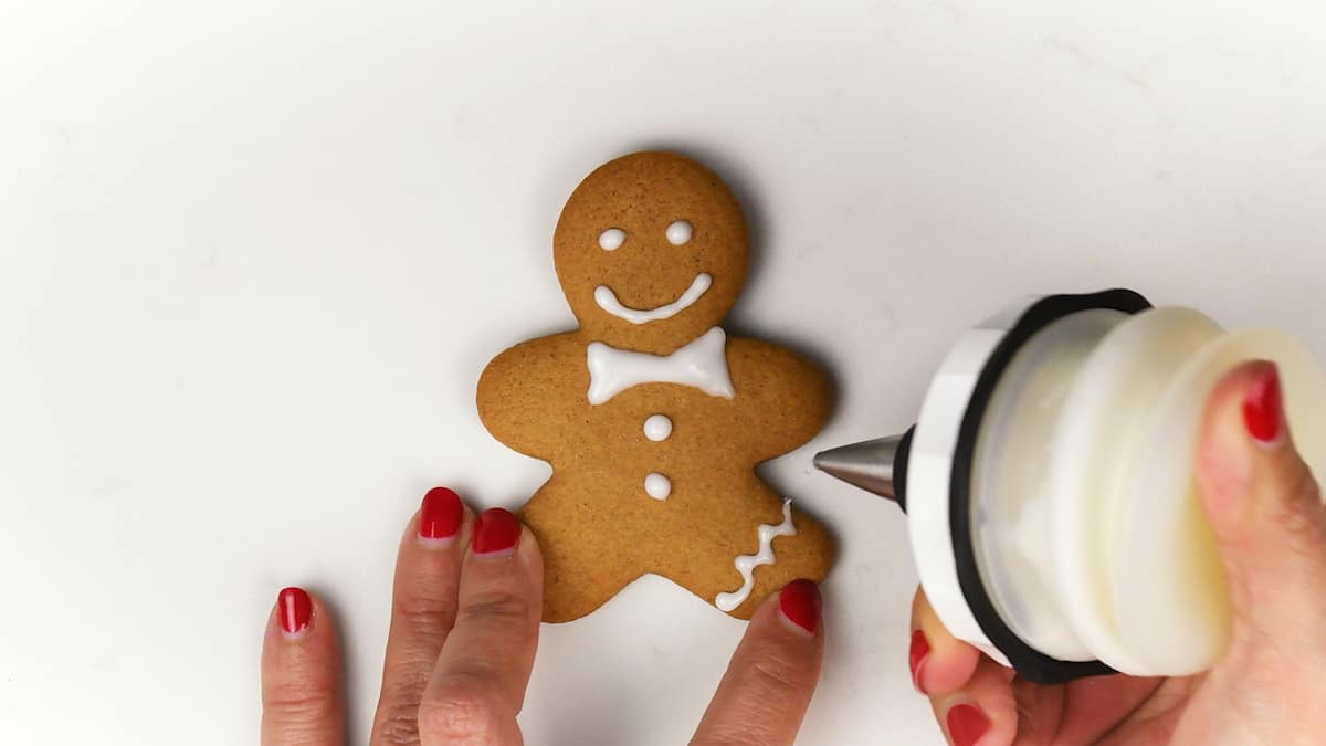 Decorating gingerbread men with simple icing