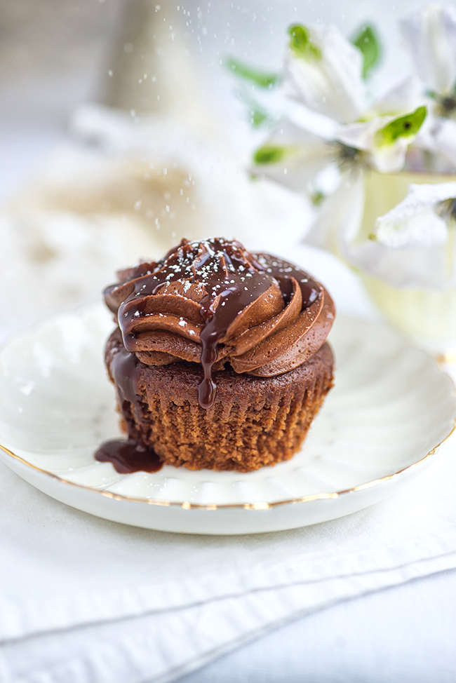Dusting icing sugar on a cupcake | Supergolden Bakes