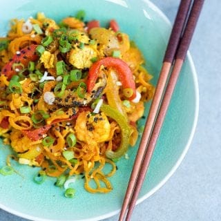 A takeaway favourite get's the spiralizer treatment! Healthy stir-fried Singapore noodles with spiralized carrots.﻿