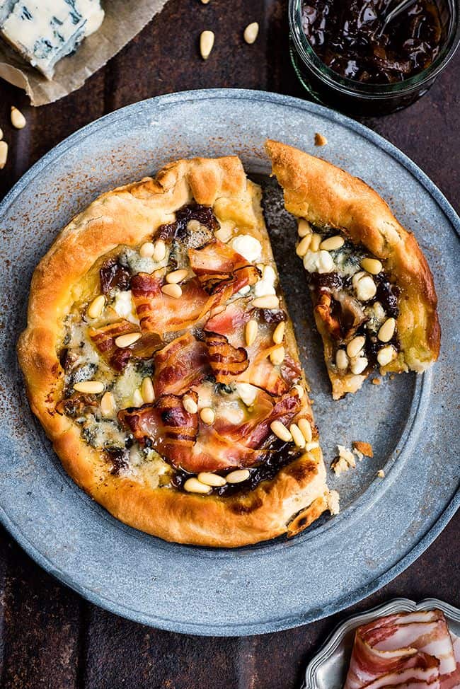 Blue cheese and pancetta skillet pizza with onion chutney