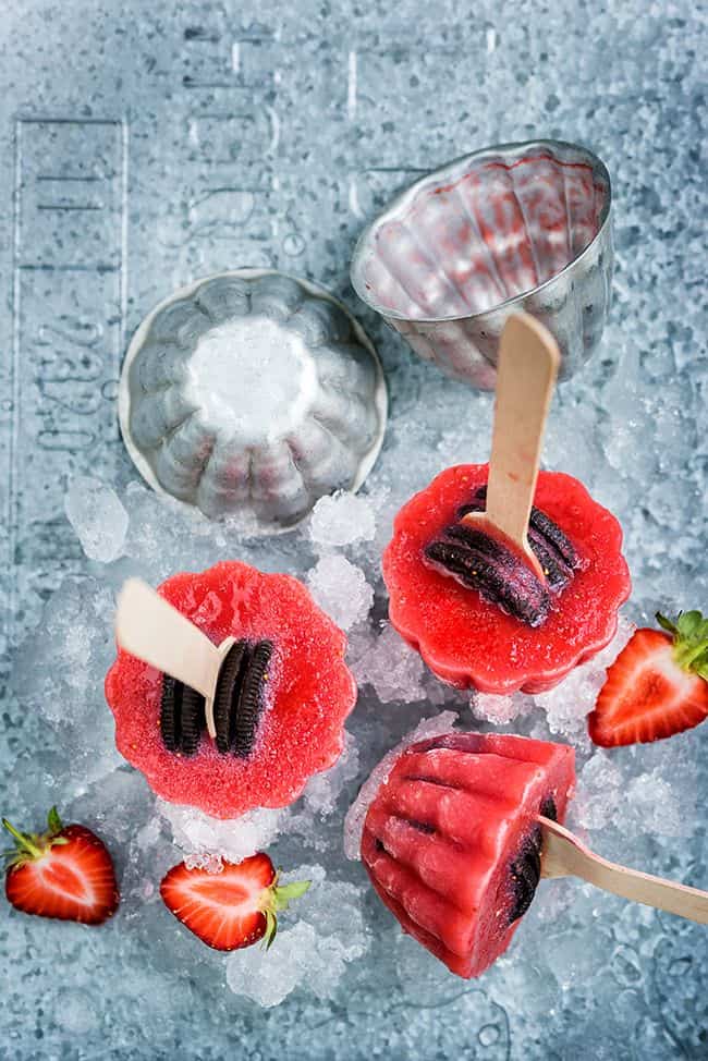 Super simple 4 ingredient Oreo and strawberry popsicles - perfect for summer!
