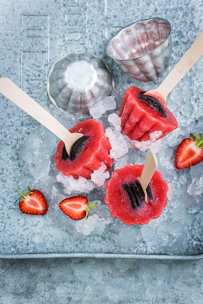 Super simple 4 ingredient Oreo and strawberry popsicles - perfect for summer!
