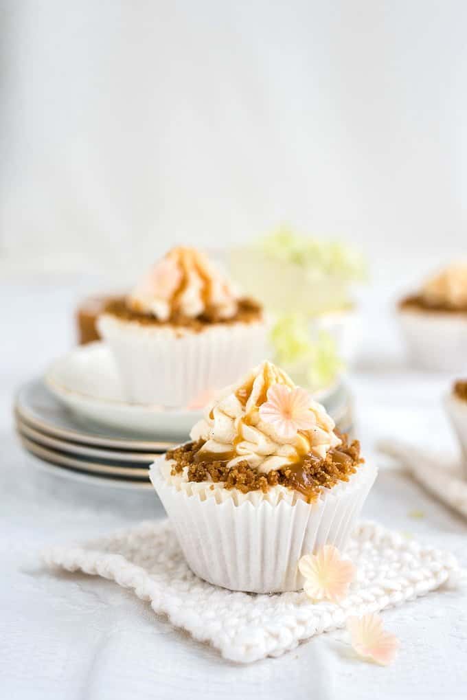 Heavenly spiced apple cupcakes with dreamy buttercream, addictive streusel topping and caramel sauce - to die for!