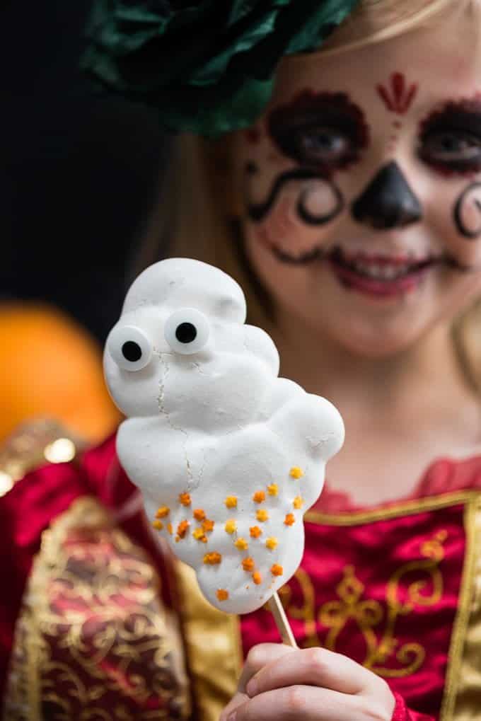 These super cute meringue ghosts are the perfect Halloween treat for your little monsters