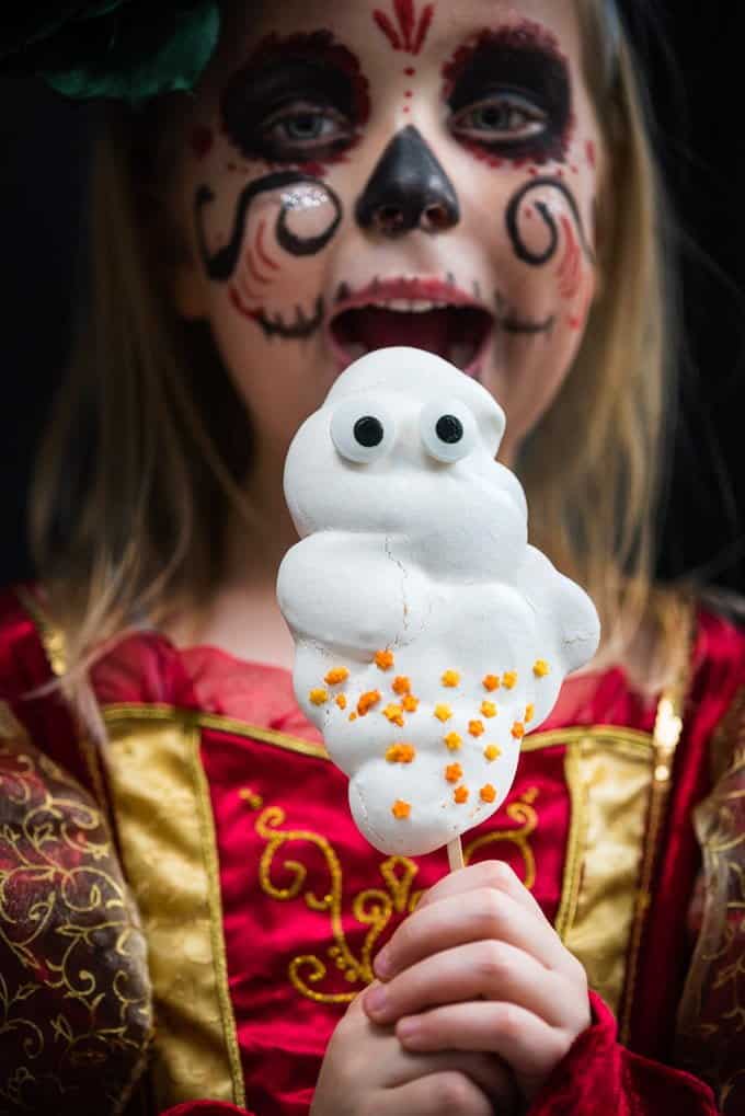 These super cute meringue ghosts are the perfect Halloween treat for your little monsters