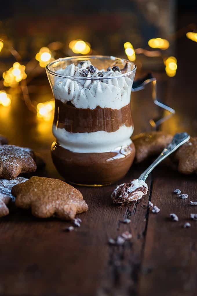 Vegan chocolate mousse with Lebkuchen cookies