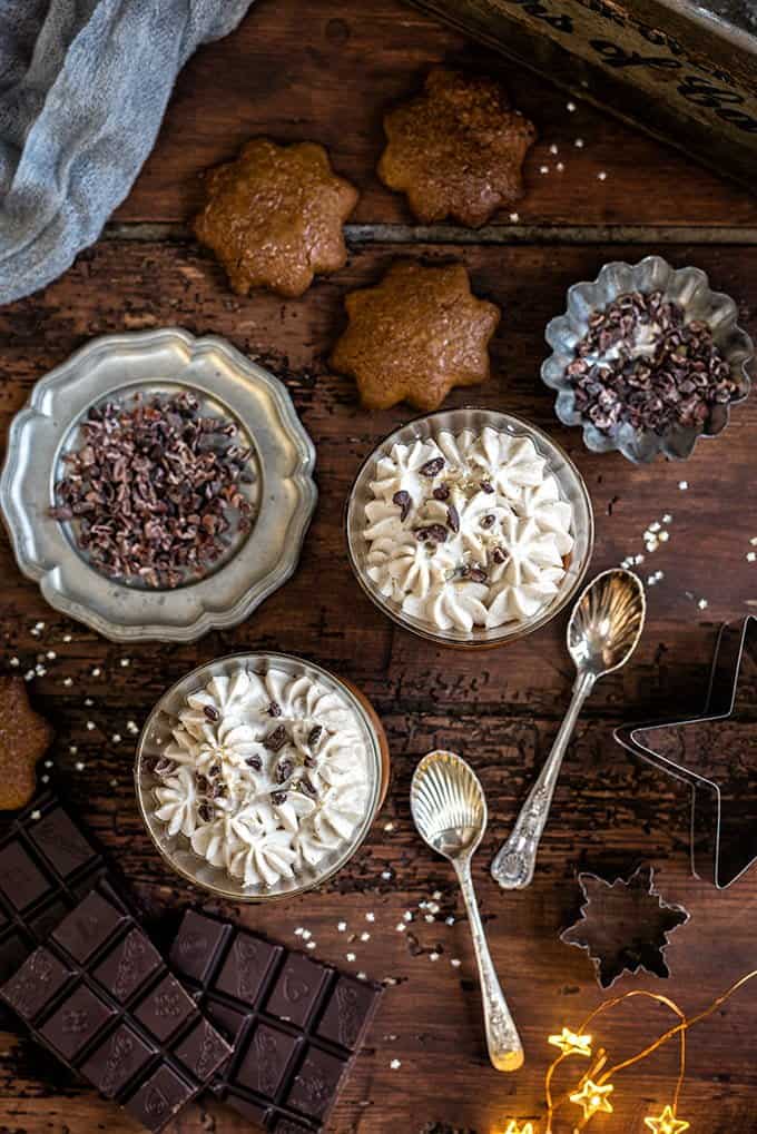 Vegan chocolate and coconut mousse with Lebkuchen cookies