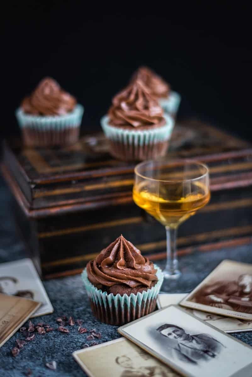 Chocolate cupcakes with chocolate Irish cream frosting – foolproof chocolate cupcakes with the most addictive chocolate, mascarpone and Irish cream frosting.