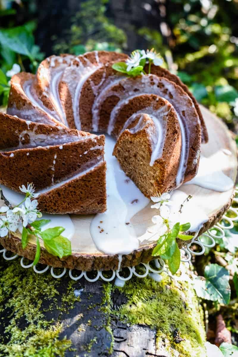 This apple cinnamon bundt cake with lemon glaze is indescribably delicious and keeps very well – perfect for your coffee break! Bake in a bundt or loaf tin.
