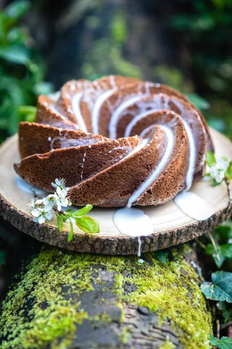 This apple cinnamon bundt cake with lemon glaze is indescribably delicious and keeps very well – perfect for your coffee break!