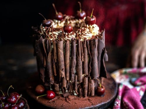 Black Forest Cake with Rich choco flakes - 2 lbs.