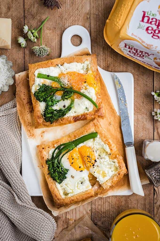 These quick goat's cheese and egg puff pastry galettes are great as a starter, breakfast or light lunch