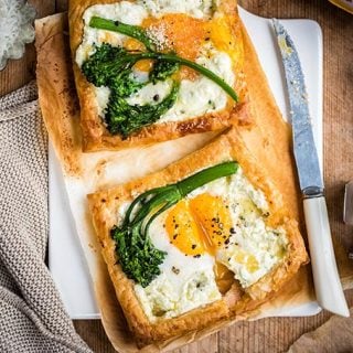 These egg and goat’s cheese puff pastry galettes are a versatile breakfast, starter or light lunch that you can whip up in under 30 minutes.