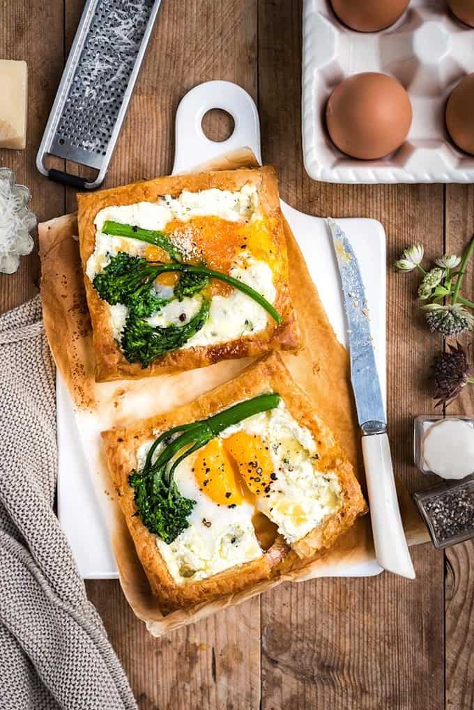 These quick cheese and egg puff pastry galettes are great as a starter, breakfast or light lunch