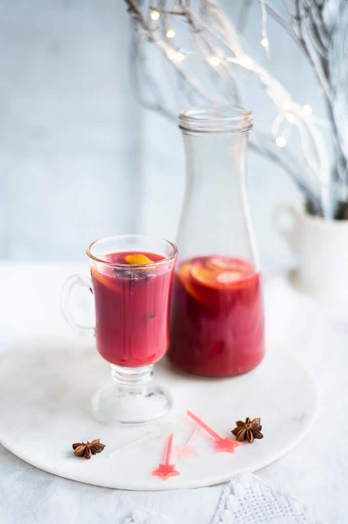 Mulled cranberry punch – this non-alcoholic punch is perfect for warming up over the festive season #Christmasdrink #virginpunch #cranberryjuice