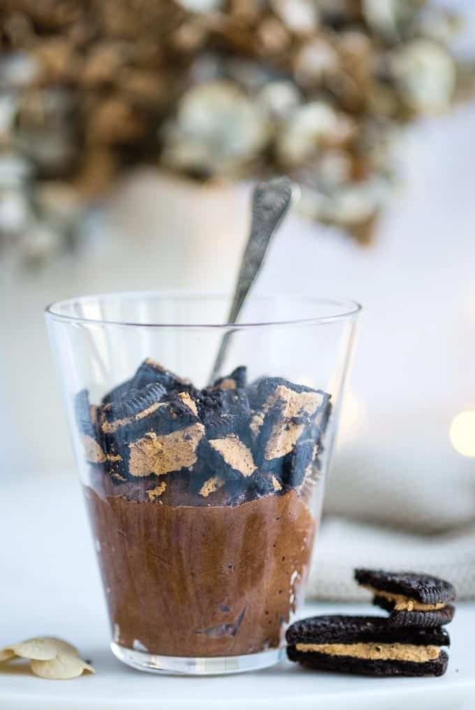 Fancy something a little bit nutty and a whole lotta awesome? This super-easy chocolate and peanut butter mousse is layered with peanut butter flavour Oreos :)