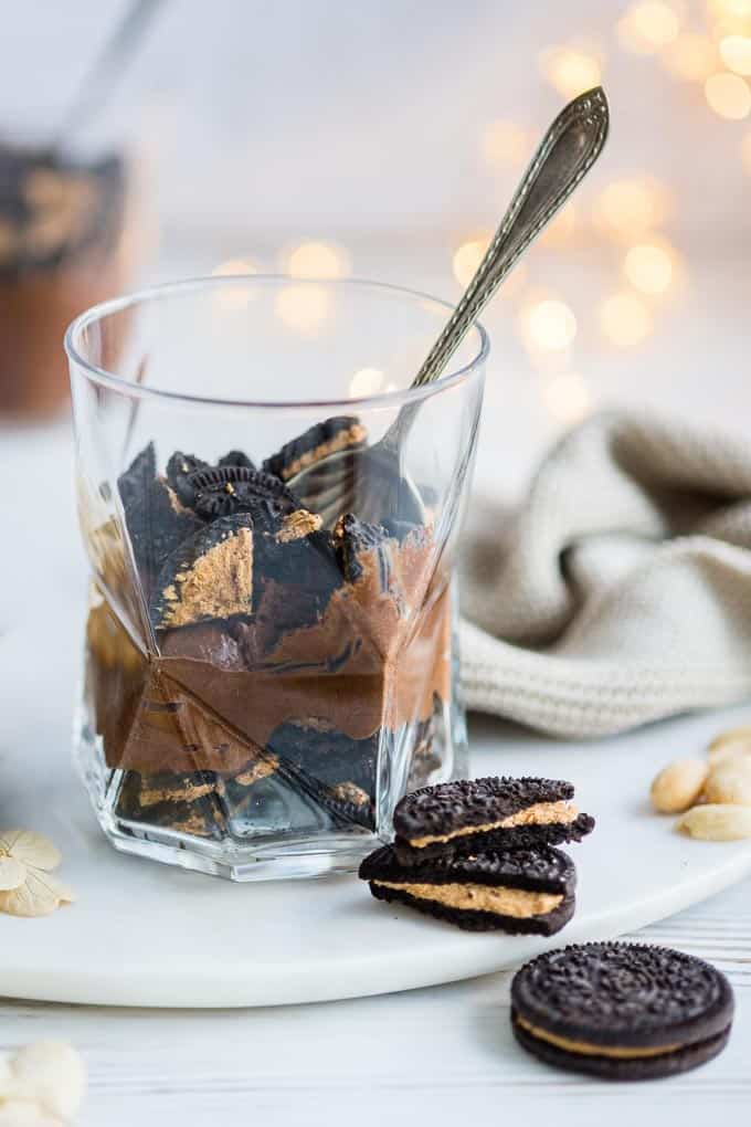 Fancy something a little bit nutty and a whole lotta awesome? This super-easy chocolate and peanut butter mousse is layered with peanut butter flavour Oreos :) #Oreos #Aquafaba #chocolatemousse #dessert