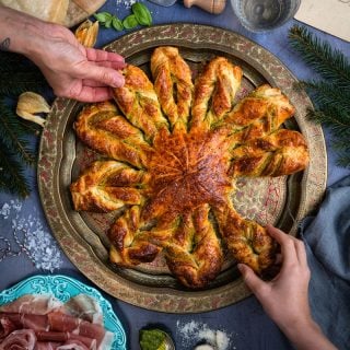 This puff pastry snowflake tart with walnut pesto is perfect for sharing at gatherings and parties. Serve with plenty of prosciutto di San Daniele so that everyone can help themselves.