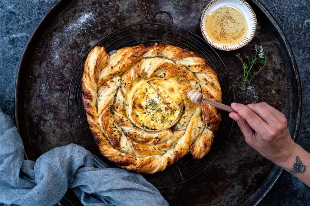 Puff pastry spiral with baked camembert, honey, rosemary and thyme