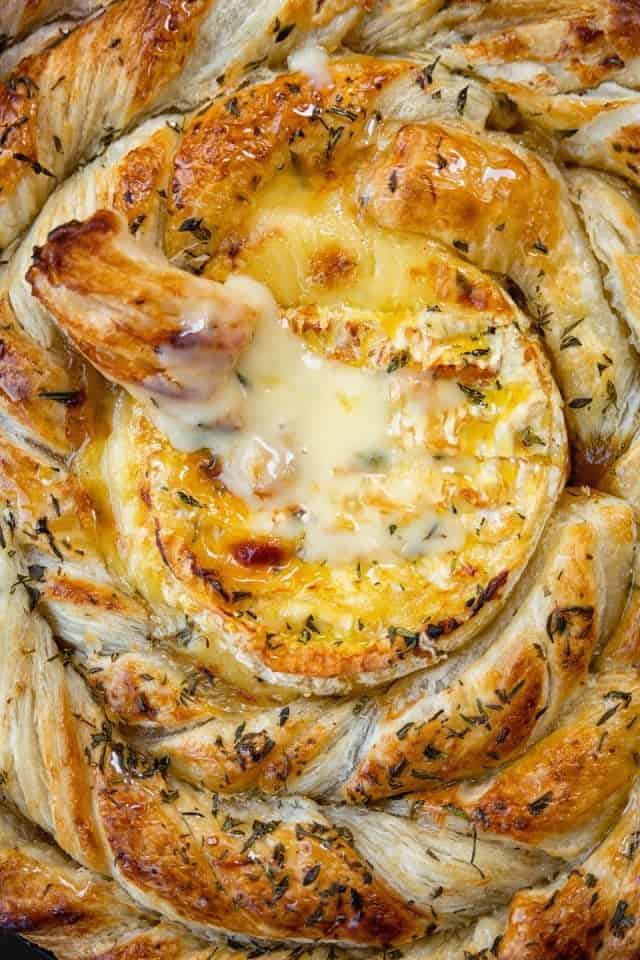 Puff pastry spiral with baked camembert, honey, rosemary and thyme