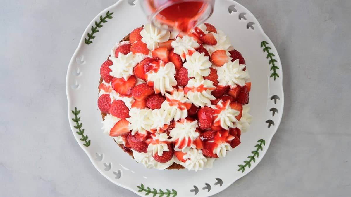 Assembling strawberry rose cake