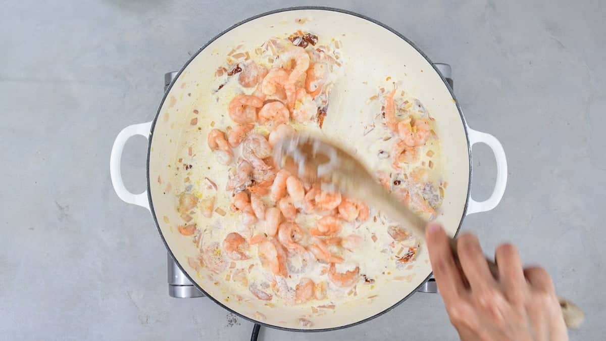 Add shrimp into the cream