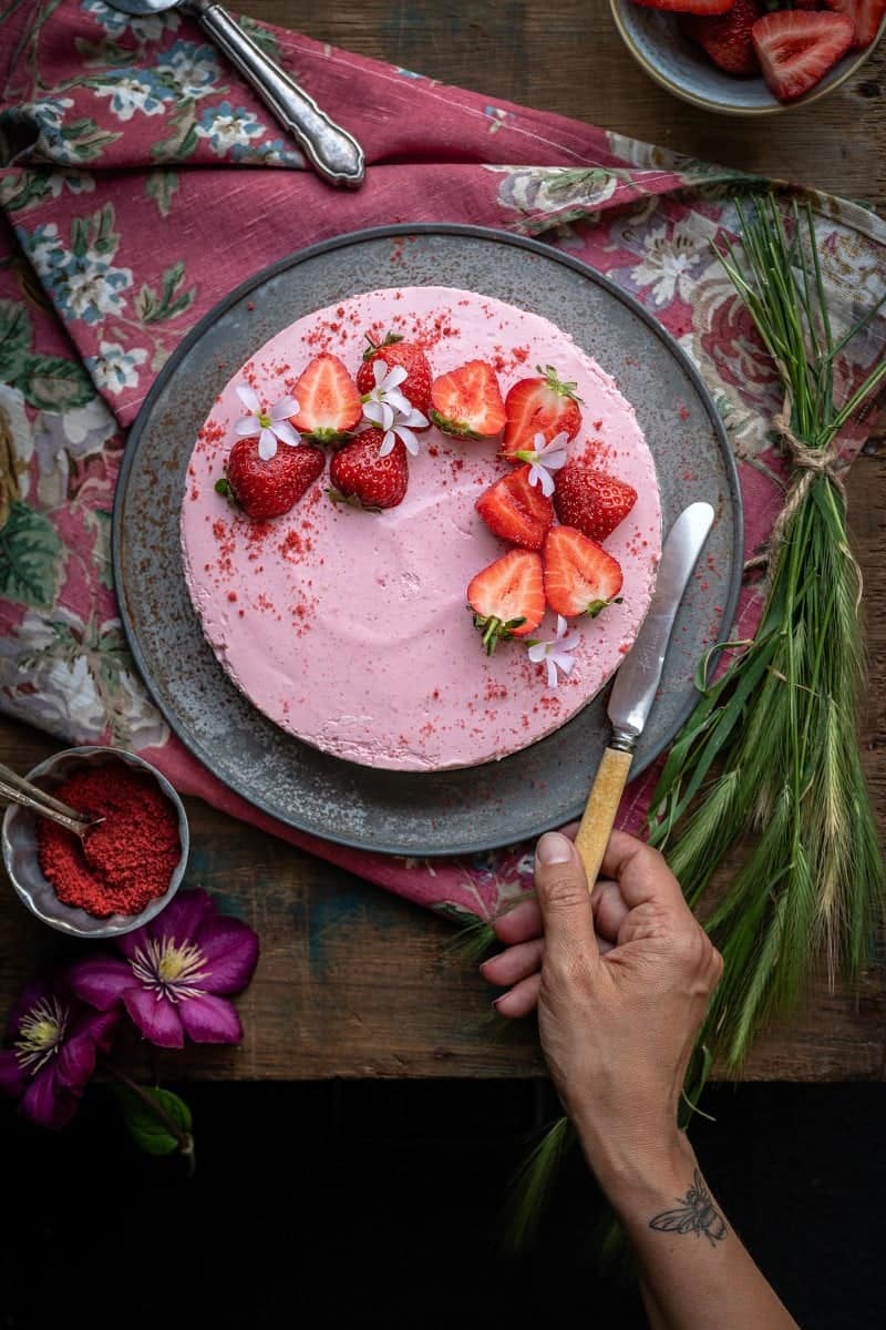 No-bake strawberry cheesecake decorated with fresh strawberries