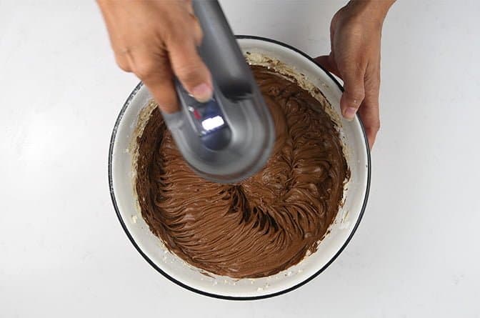 Making chocolate mascarpone frosting