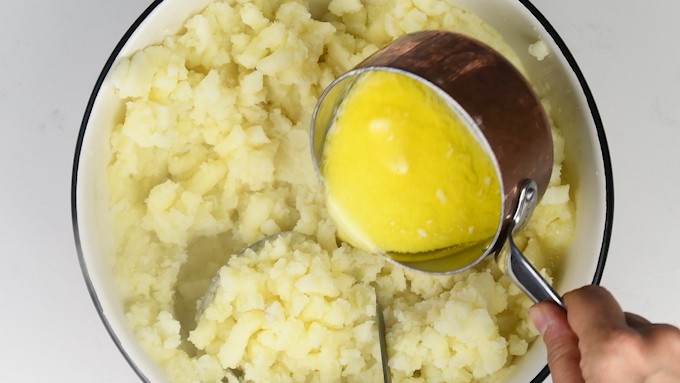 Adding melted butter to mashed potatoes