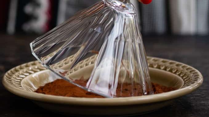 Frosting martini glass with cocoa powder