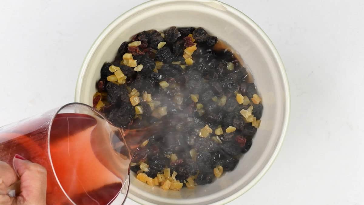 soaking mixed dried fruit with tea
