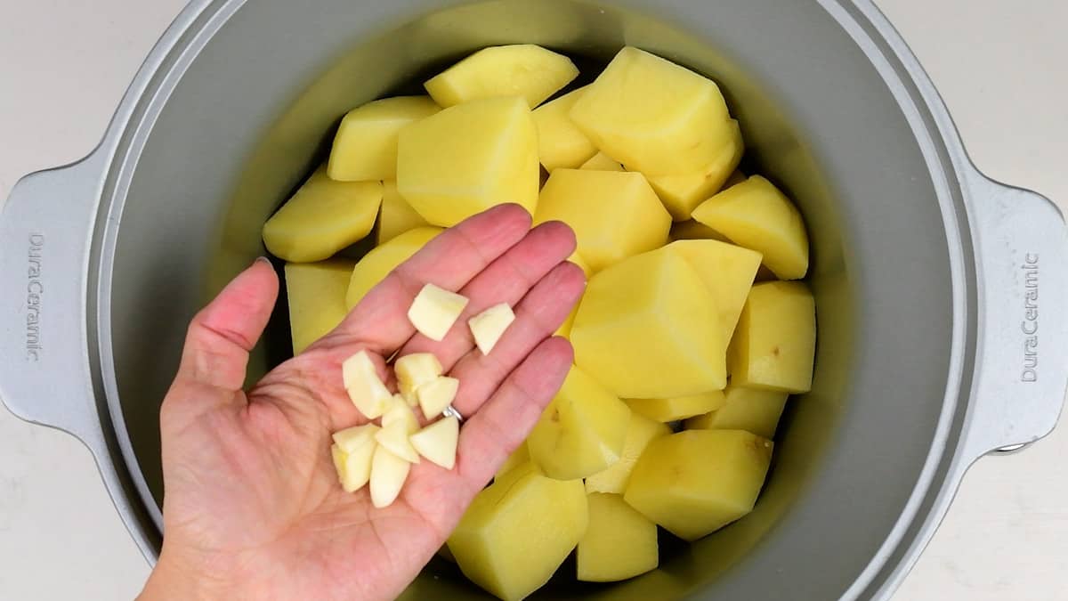 cooking potatoes in a slow cooker with garlic cloves for mash
