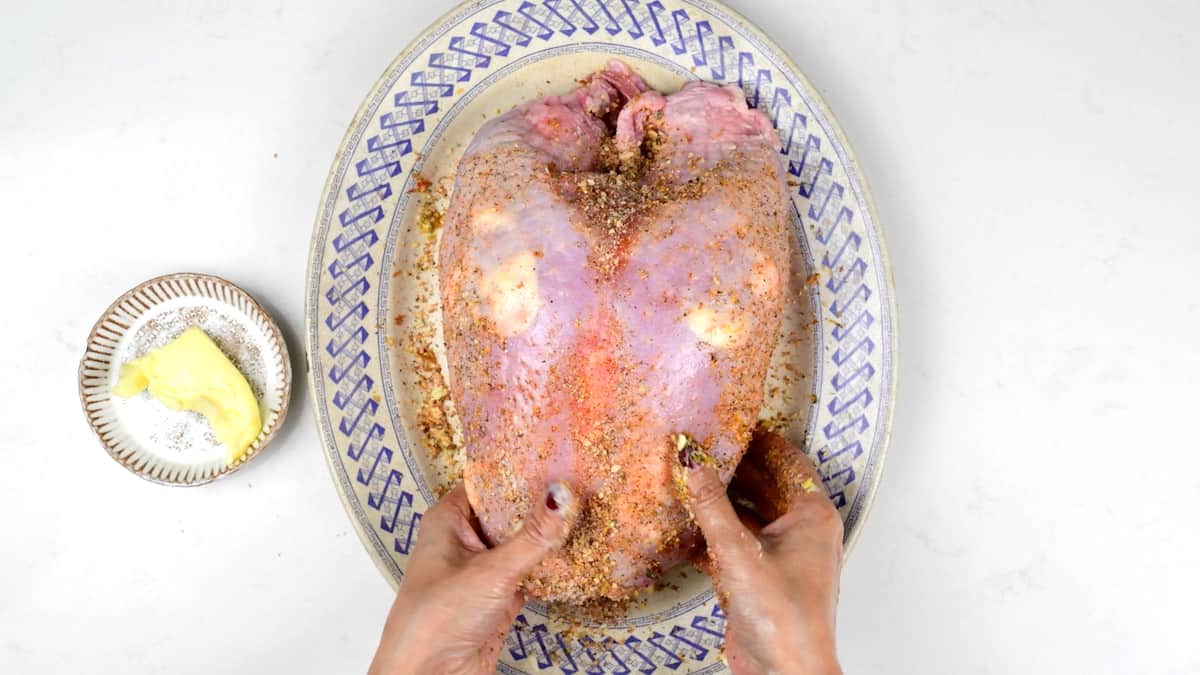 rubbing turkey with spices and seasoning