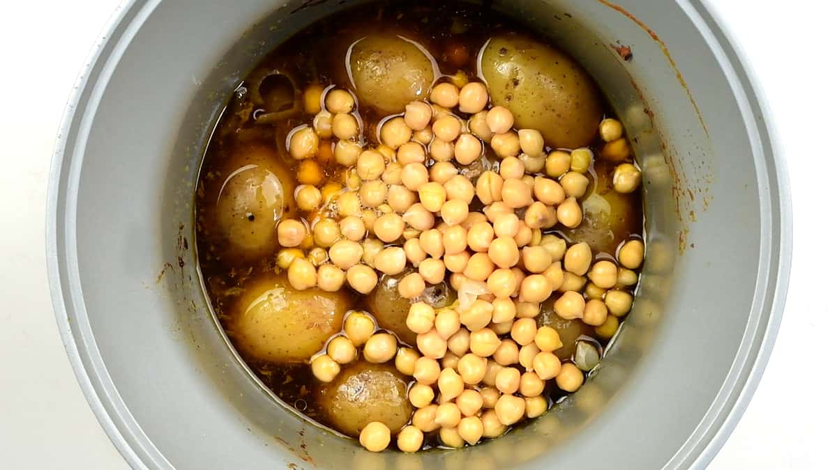 Potatoes, chickpeas and stock in slow cooker