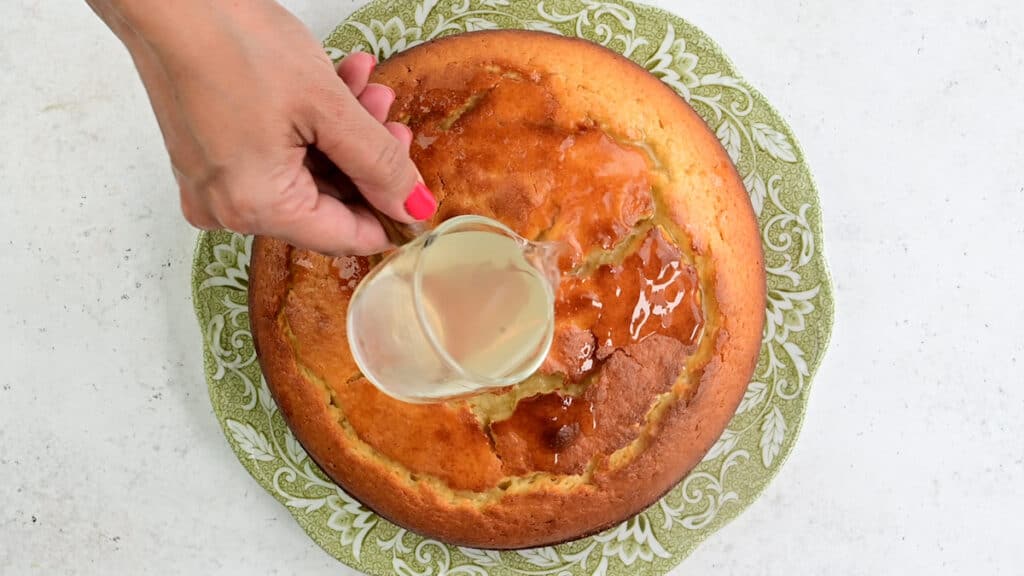 drizzling yoghurt cake with Limoncello