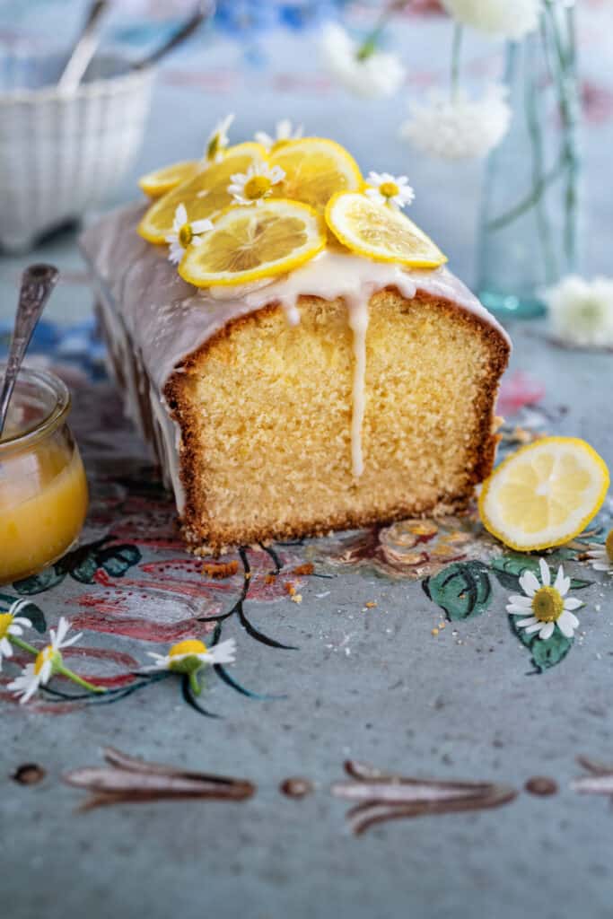 Lemon curd loaf cake decorated with glaze and lemon slices