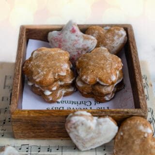Lebkuchen cookies in a small wooden box with Christmas lights in background