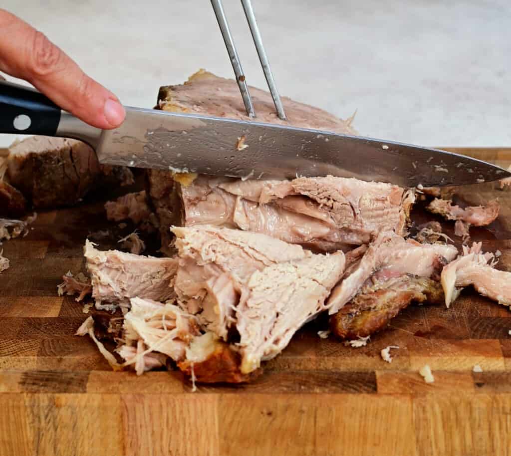 slicing roast pork