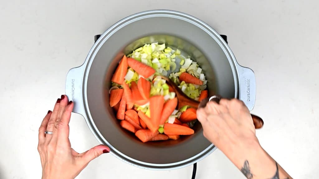 Cooking onions, leeks and carrots in a slow cooker