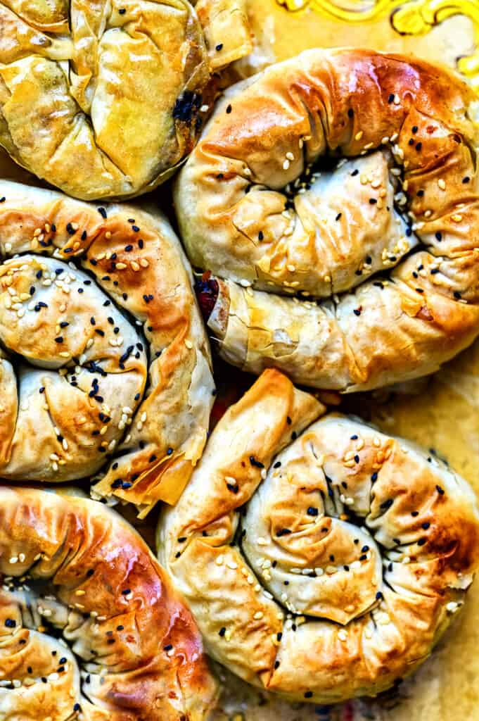 spiral vegetable pies with sesame seeds