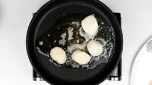 Pan frying scallops in a skillet