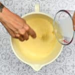 Adding pasta water to carbonara
