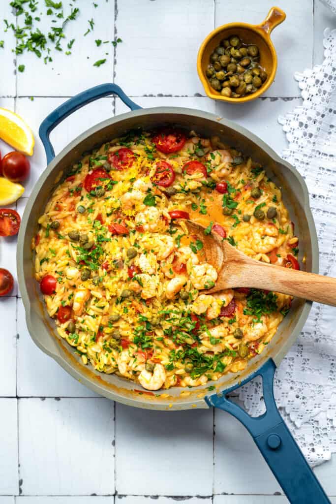 Pan with orzo, shrimp and tomatoes 