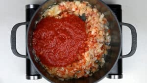 Making tomato sauce in a pot