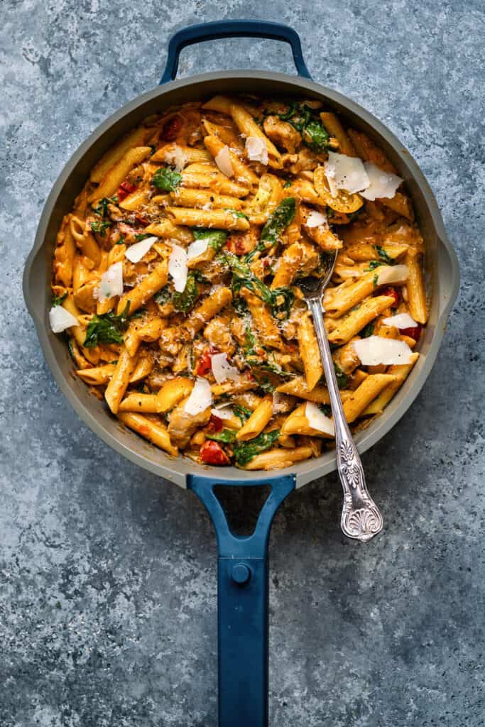 creamy one pot Tuscan chicken pasta with cream and sundried tomatoes