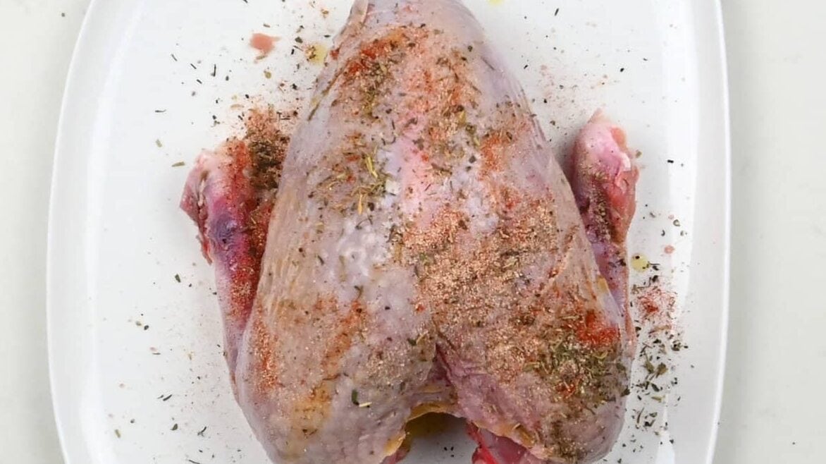 Turkey breast seasoned with salt, pepper, herbs and saesonigns