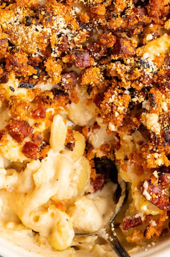 close up on macaroni and cheese topped with chorizo crumbs