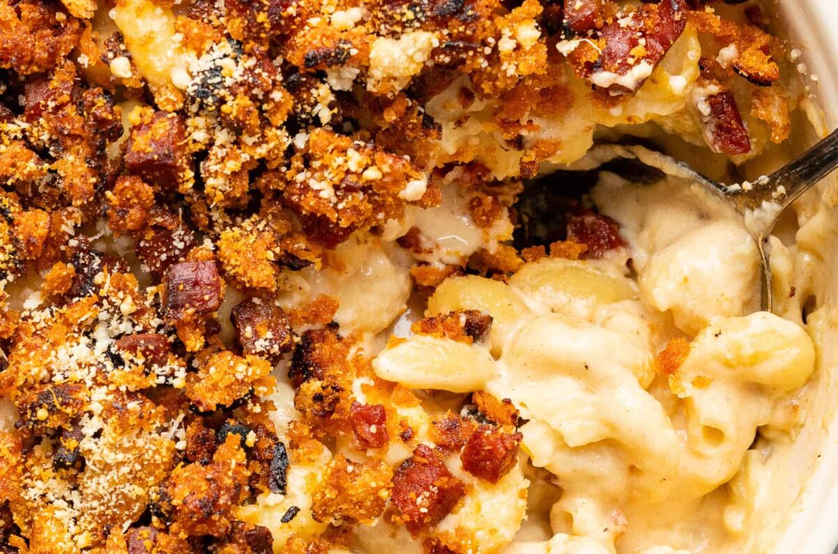 close up on macaroni and cheese topped with chorizo crumbs
