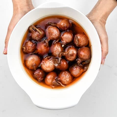 preparing pearl onions for stifado